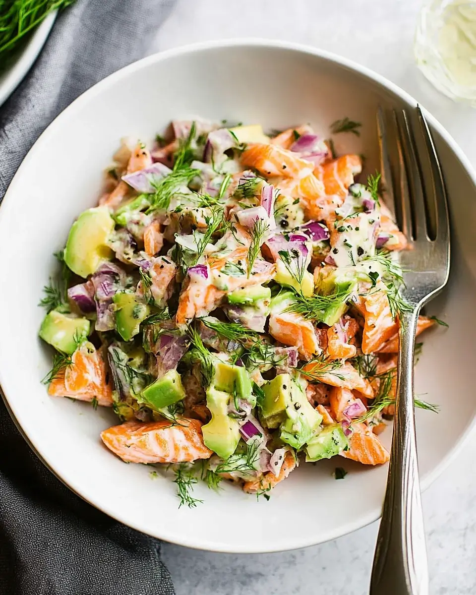Lachs-Salat mit Avocado und Gurke: Ein frischer Genuss!