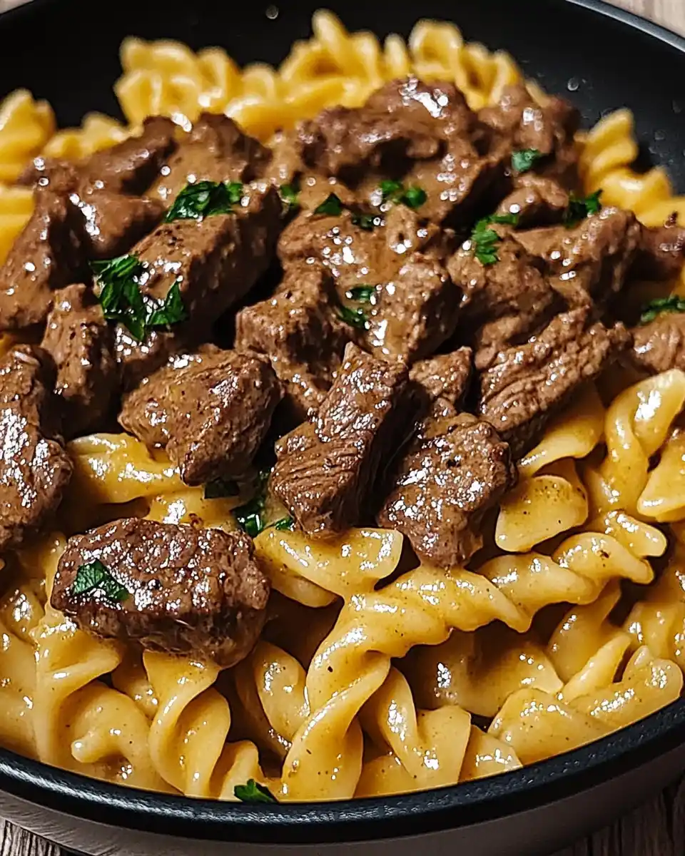 Cremige Knoblauchbutter-Pasta mit Steak zaubern!