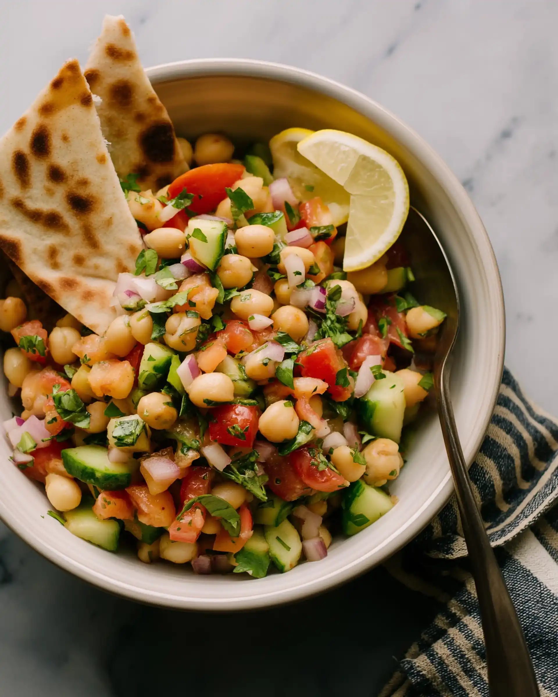 Mediterraner Kichererbsensalat: So gelingt das perfekte Rezept!