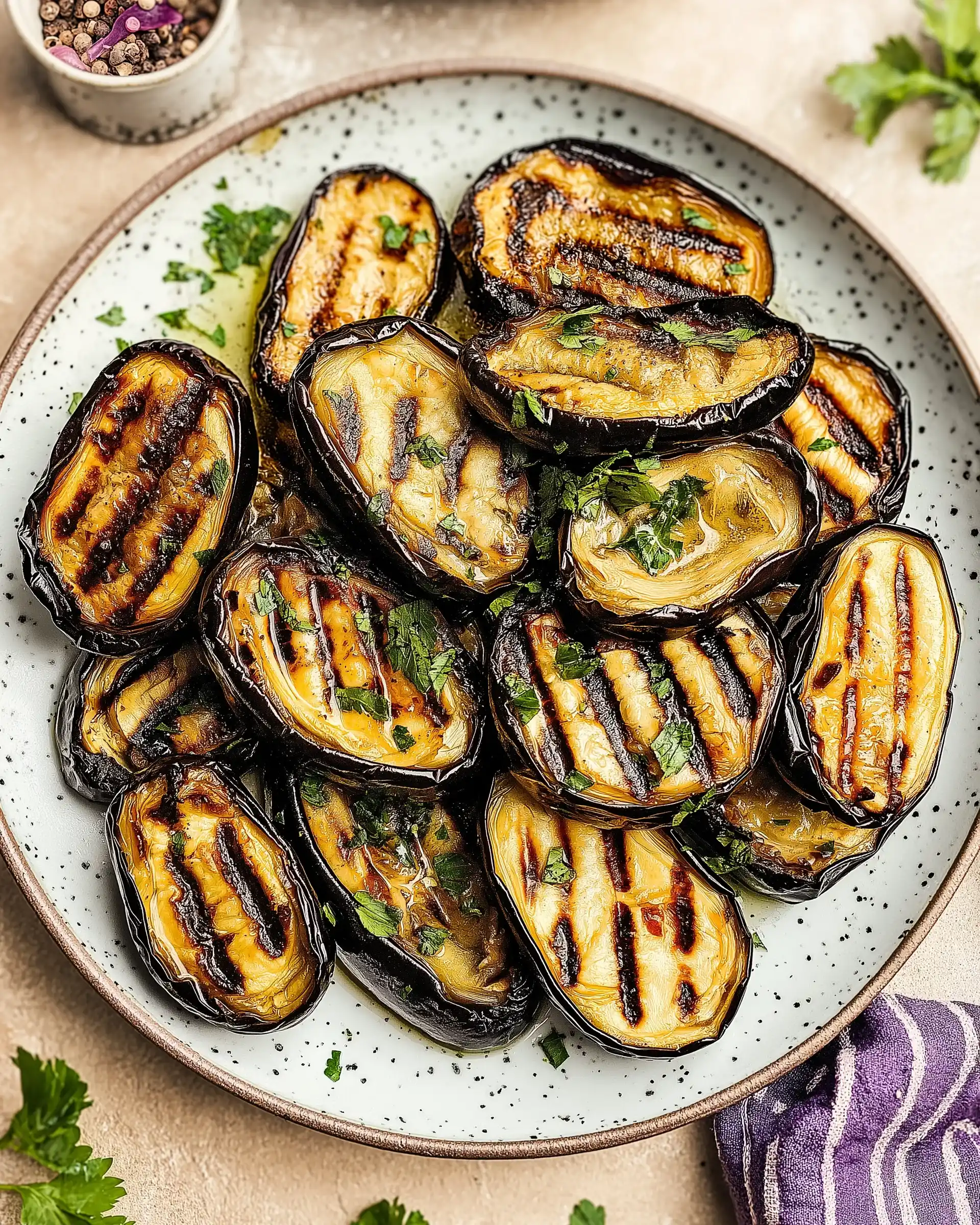 Gegrillte Auberginen mit Knoblauch und Kräutern einfach genießen!