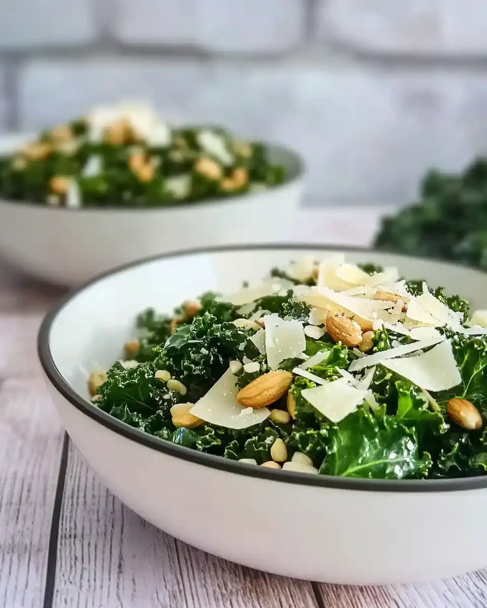 Grünkohl-Salat mit Nüssen und Parmesan einfach zubereiten!