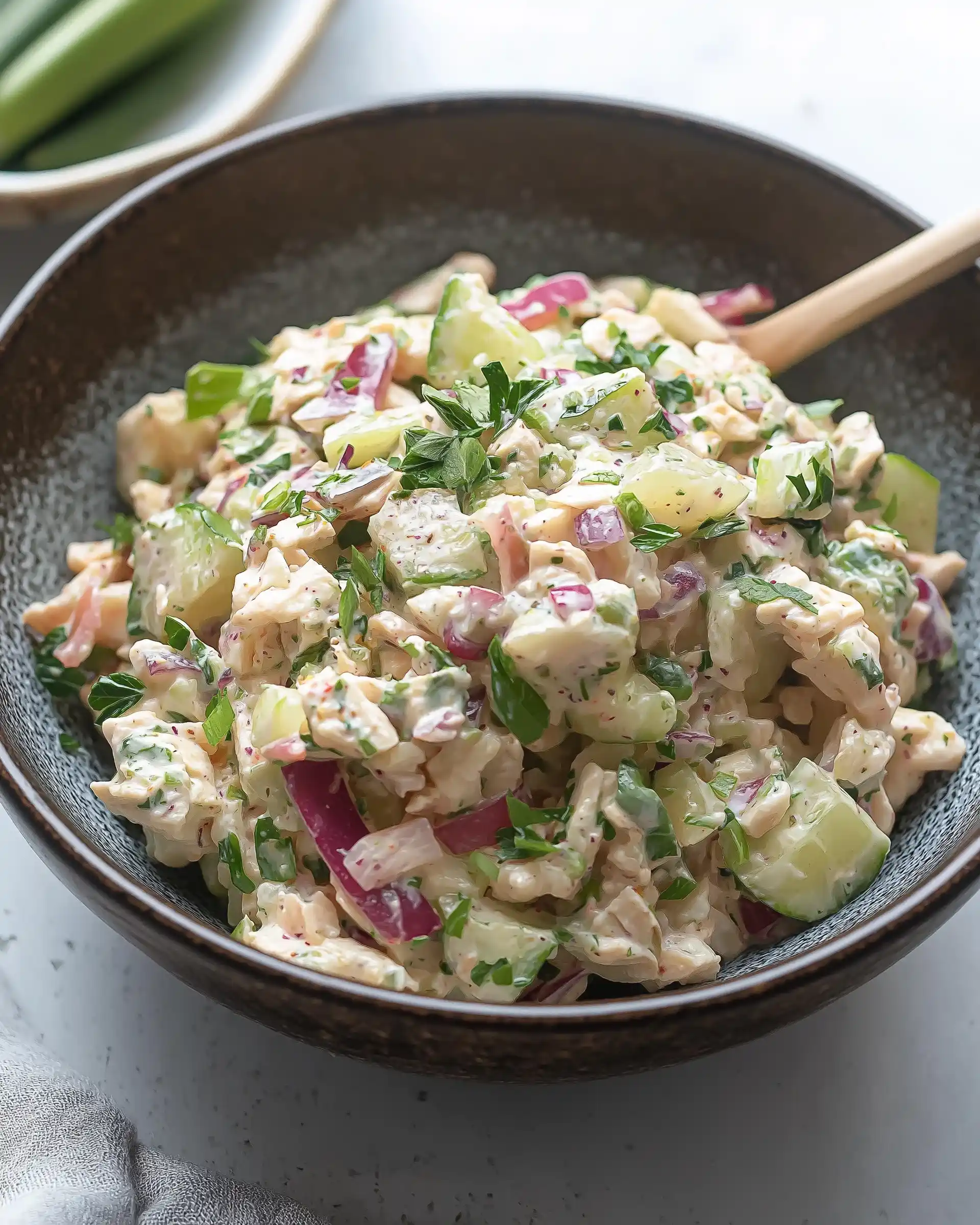 Zitronen-Estragon-Hühnchensalat in Salatwickeln: Verführerisch lecker!