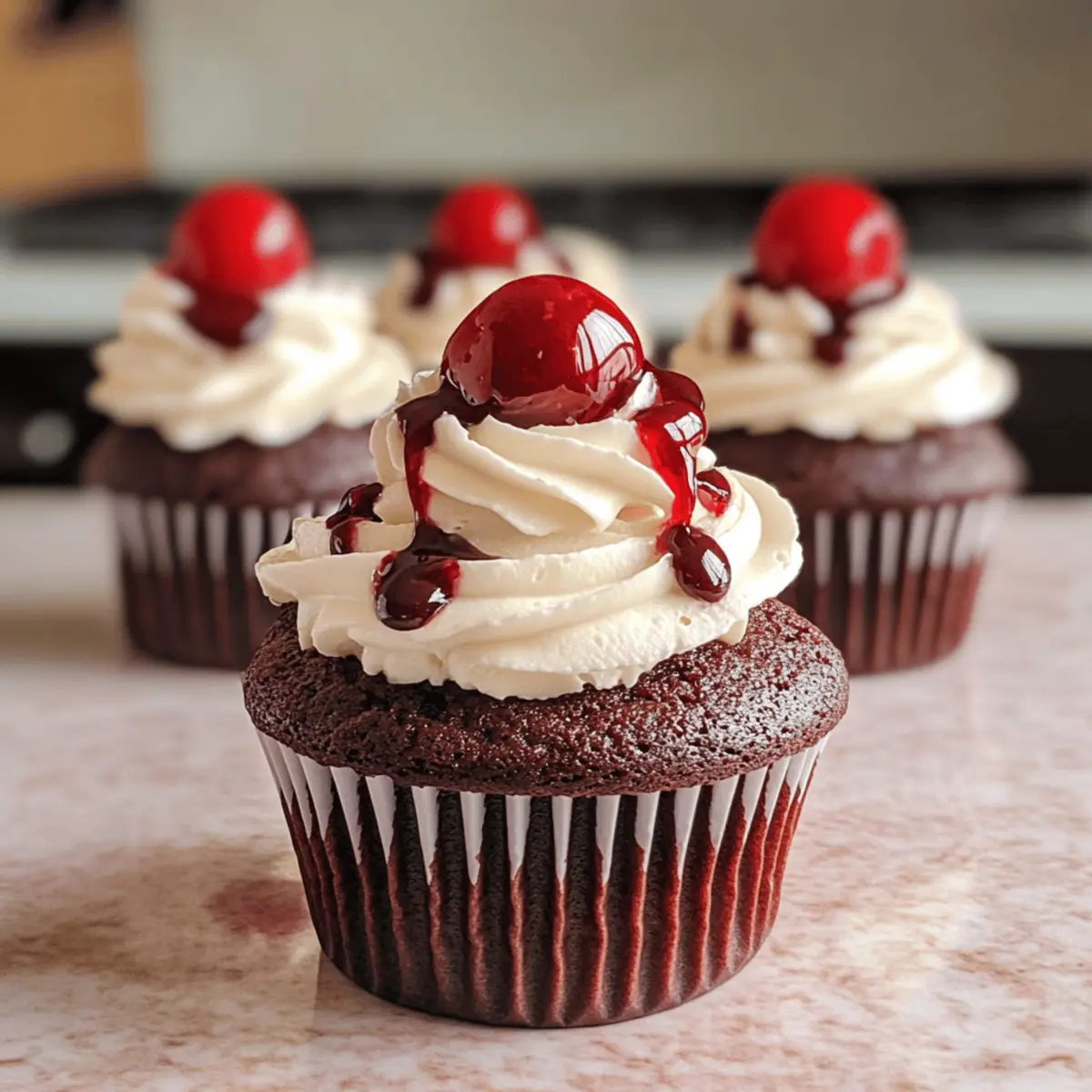 Einfache Schwarzwälder Cupcakes für Schokoladenliebhaber