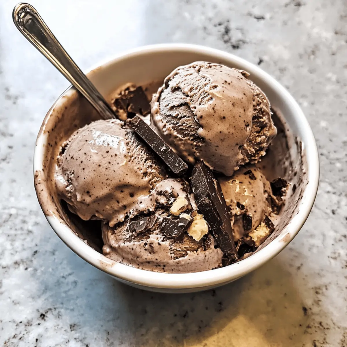 Schokoladenkekse und Sahneeis mit Erdnussbutter genießen