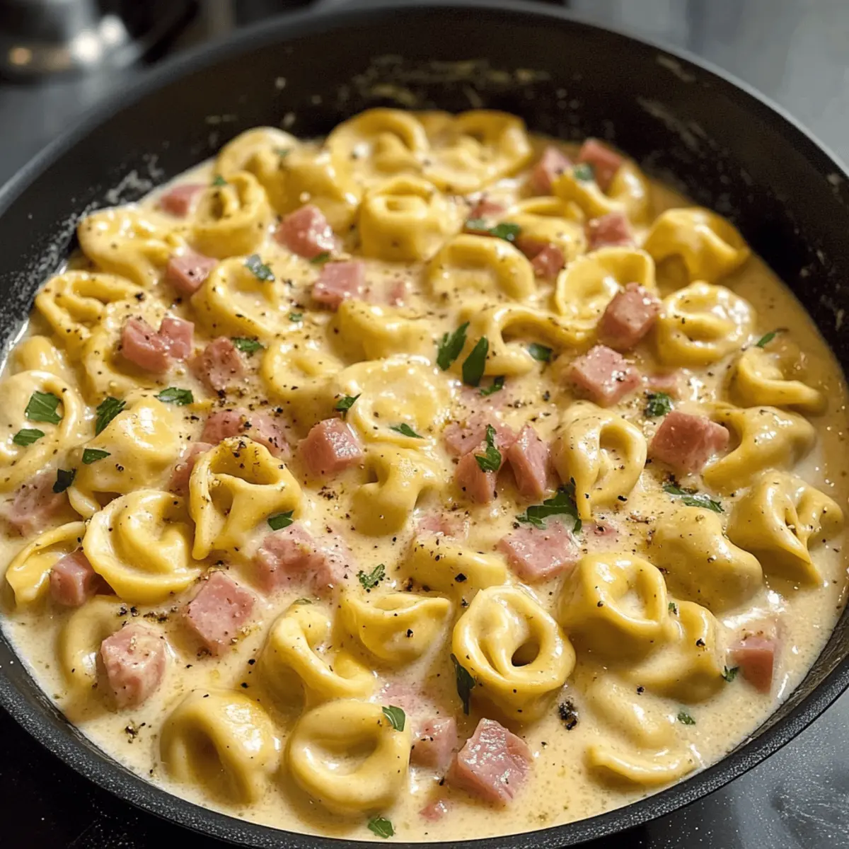 Tortellini in Schinken-Sahne-Soße blitzschnell zubereiten