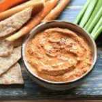 Scharfer Grieche. Feta-Ajvar-Dip.