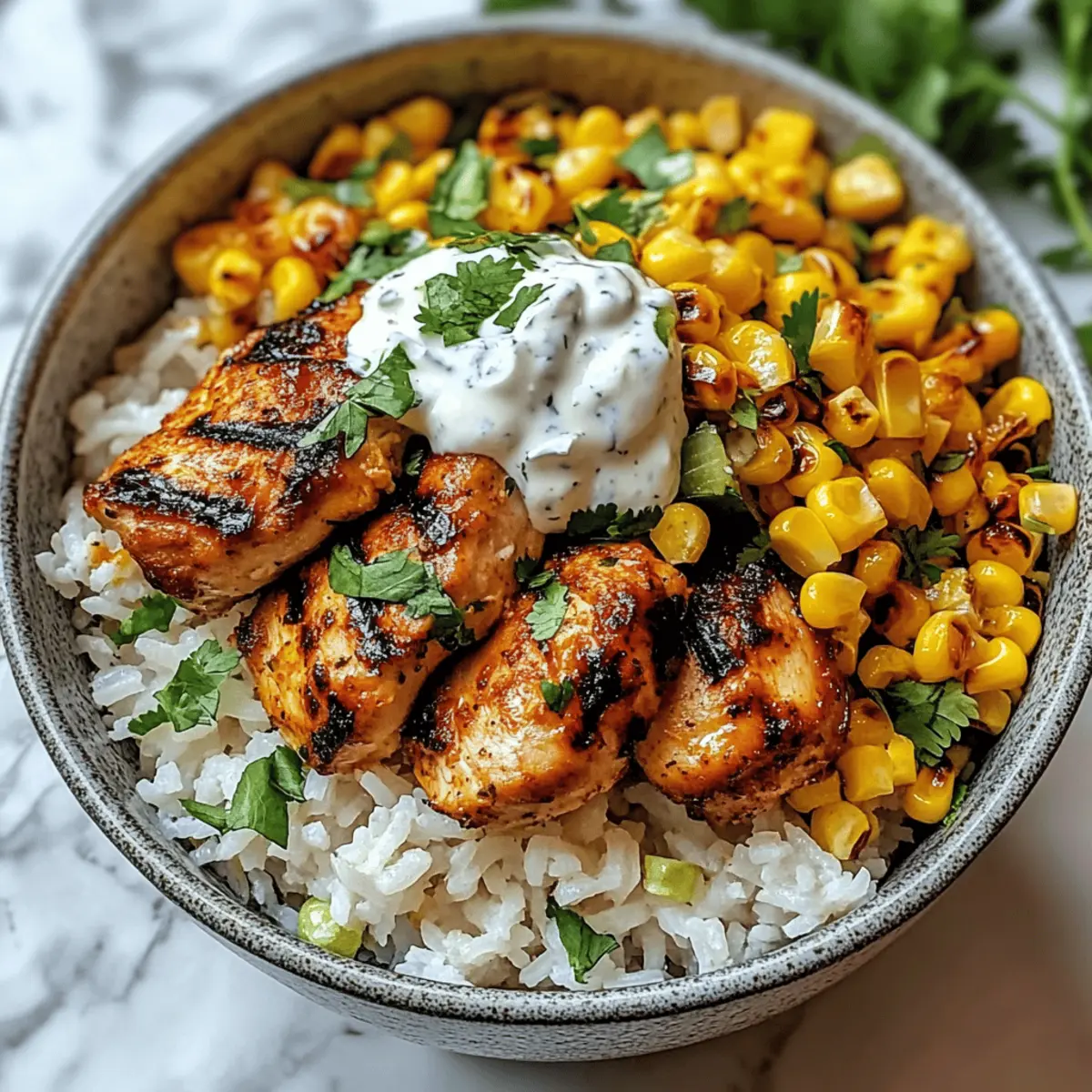 Straßenmais-Hühnchen-Reis-Schüssel für Zuhause