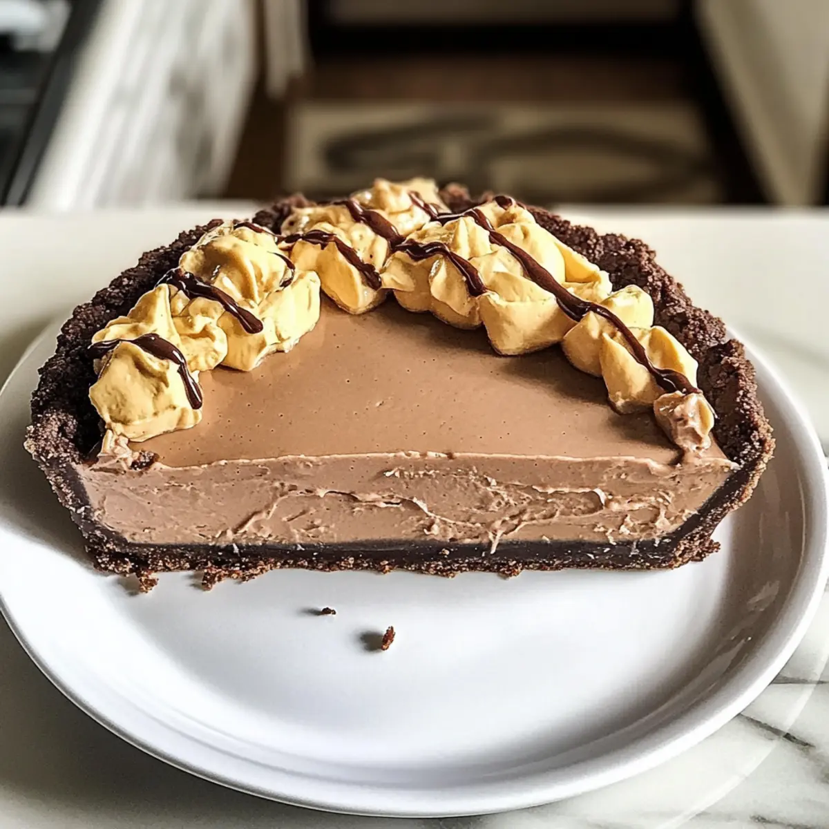 No-Bake Erdnussbutterkuchen mit Schokoladensahne