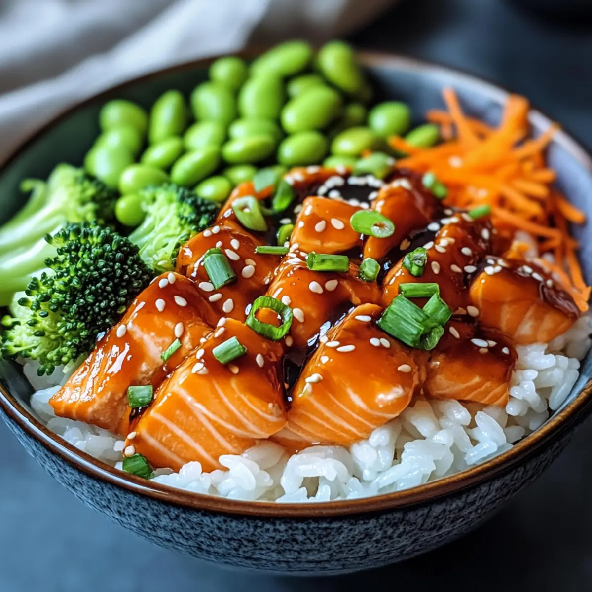 Knusprige Lachs- und Reisschüssel für Genießer