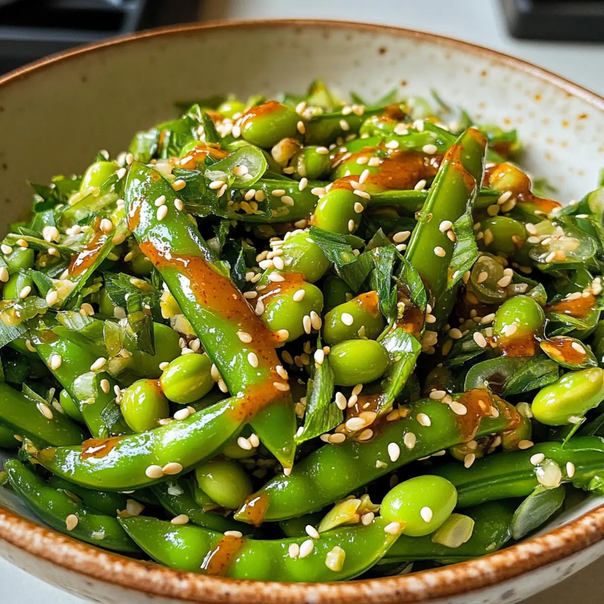 Chili Crisp Snapsalate mit Erbsen für Frühlingsgenuss