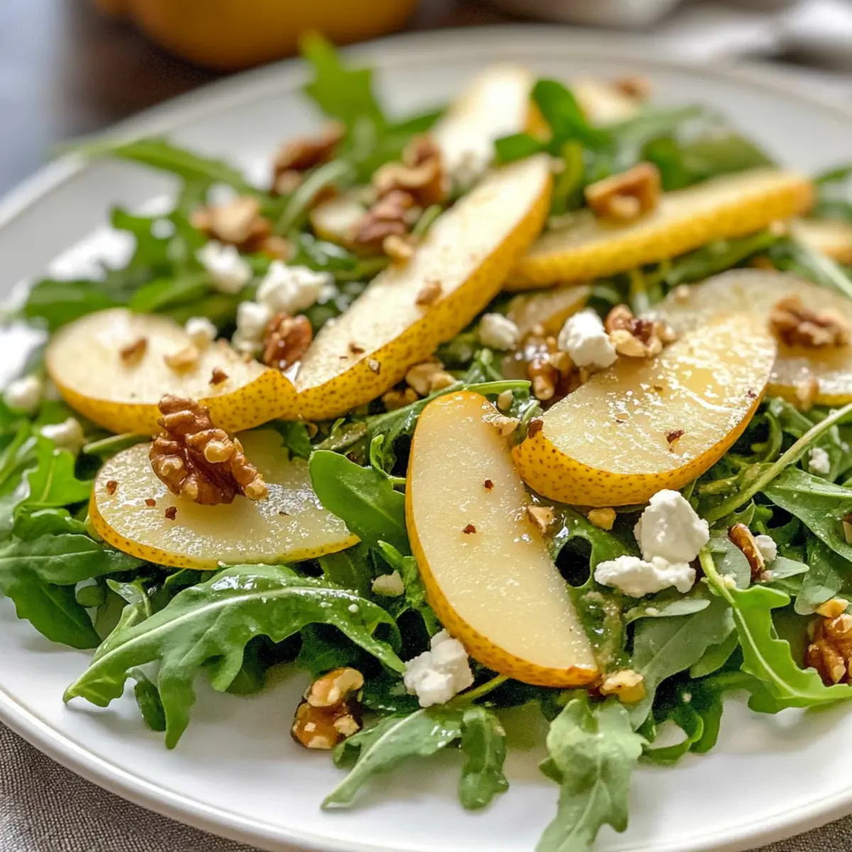 Birne und Rucola Salat mit Honig-Vinaigrette genießen
