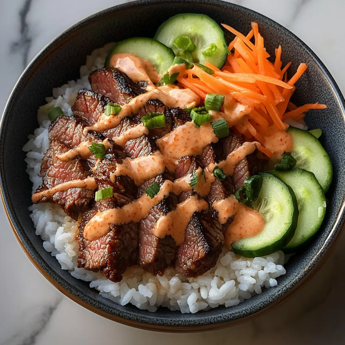 Koreanisches BBQ-Steak-Reis in scharfer Sahnesauce