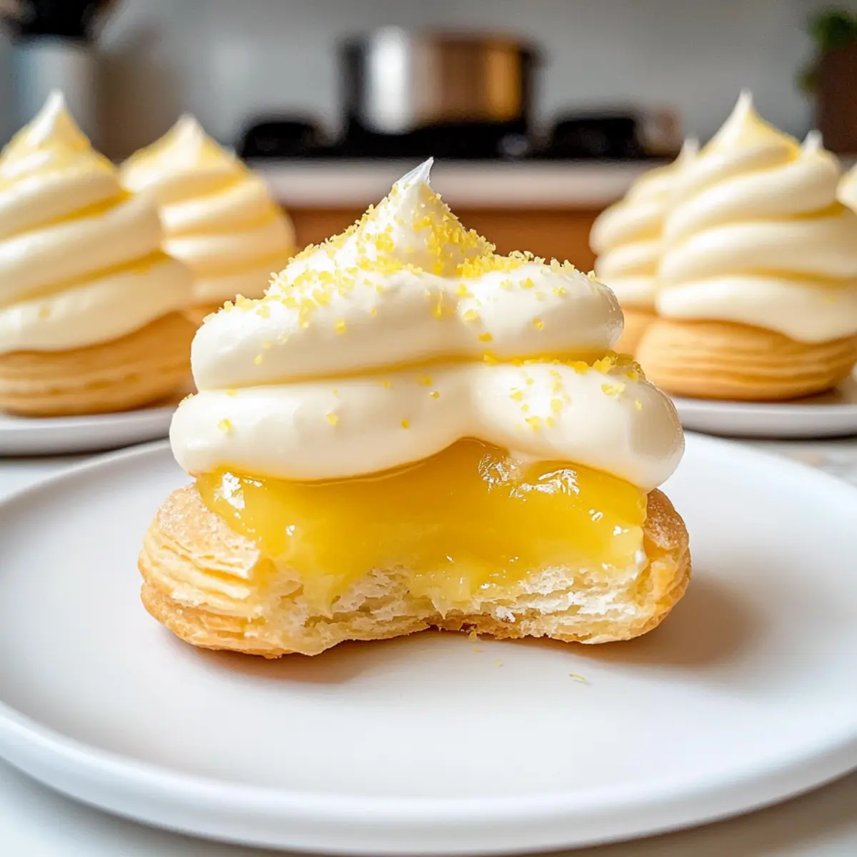 Zitronencreme-Profiteroles mit fluffiger Füllung