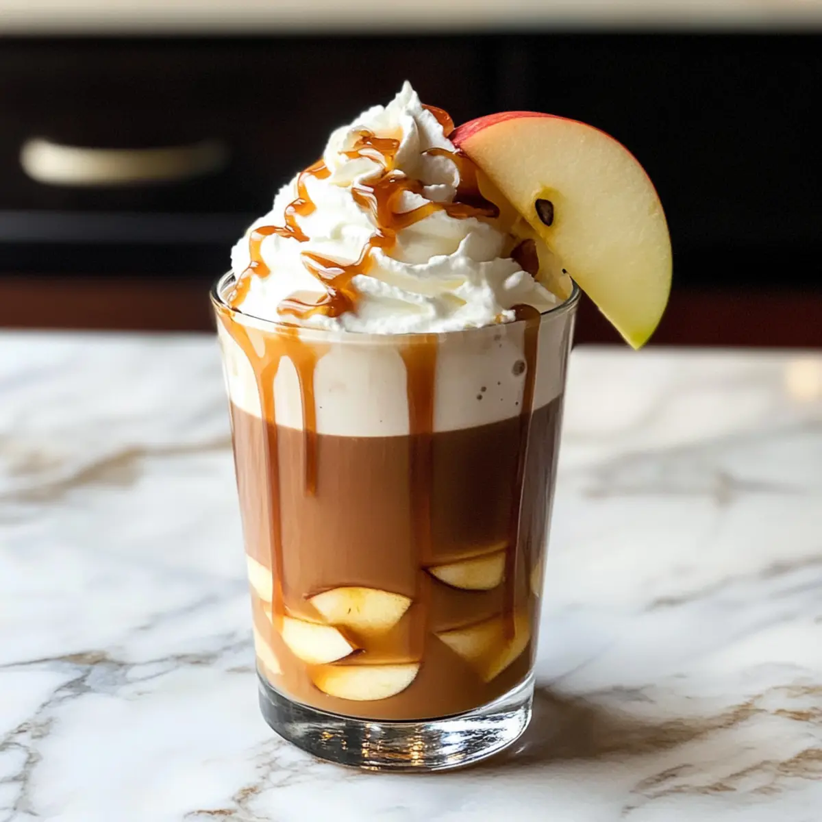 Karamell-Apfel-Gewürz-eisiger Kaffee für den Herbst