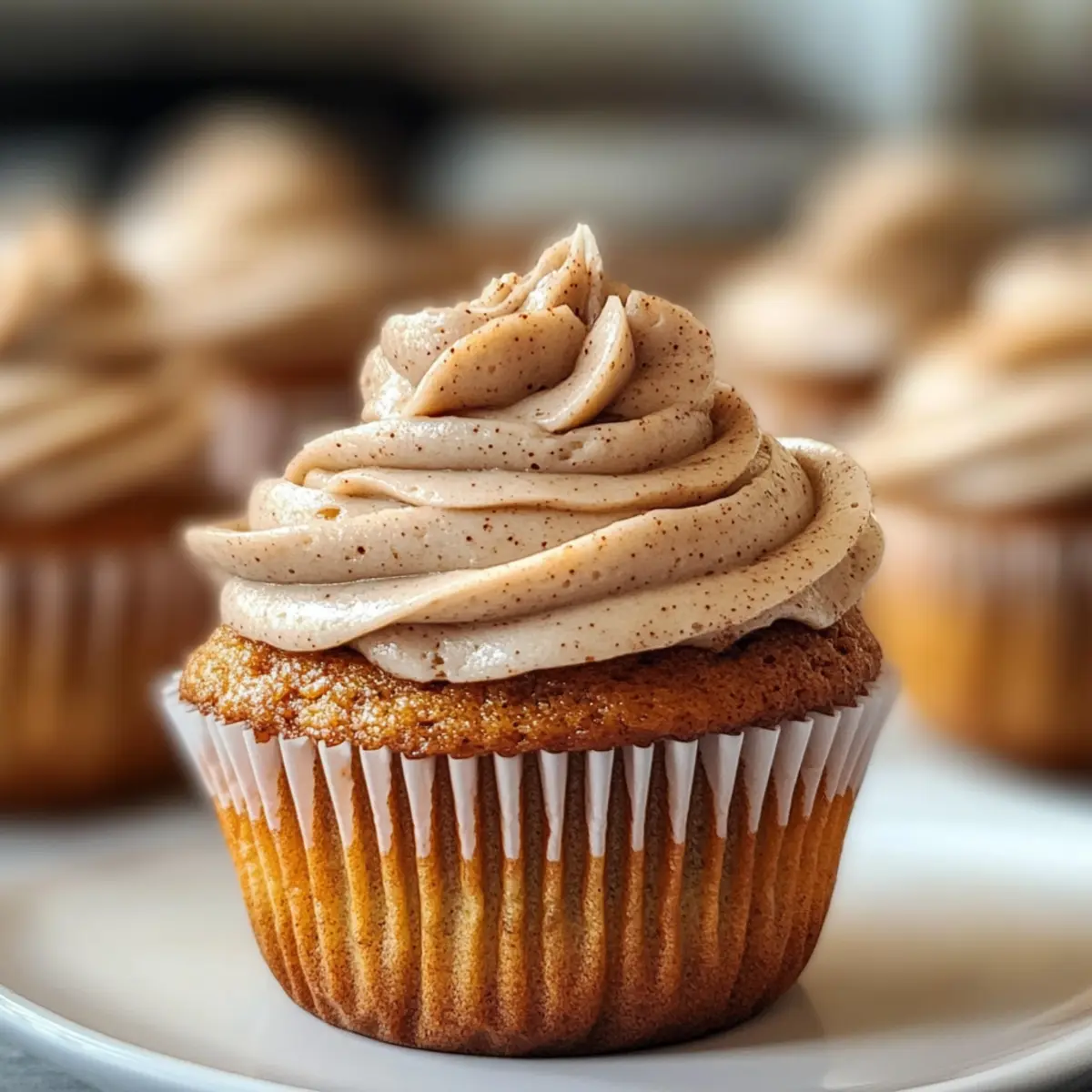 Kürbis-Chai-Cupcakes mit braunem Zucker-Frosting