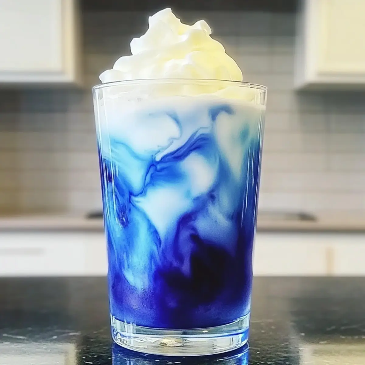 Eisblauer Tee Latte Rezept mit Vanillecreme