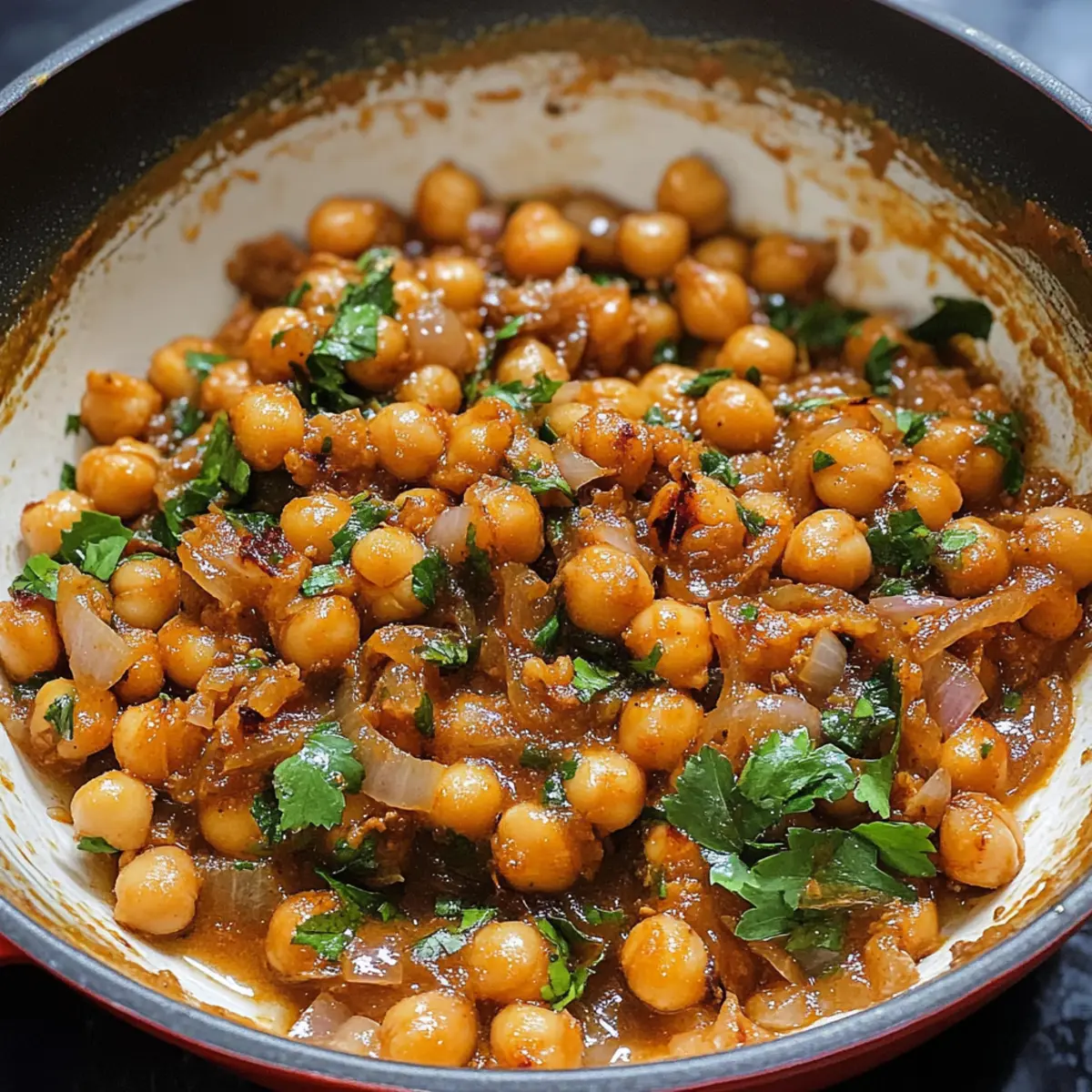 Ein-Pfannen-Harissa-Kichererbsen mit Zwiebeln